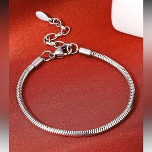 Elegant Silver Bracelet Q71